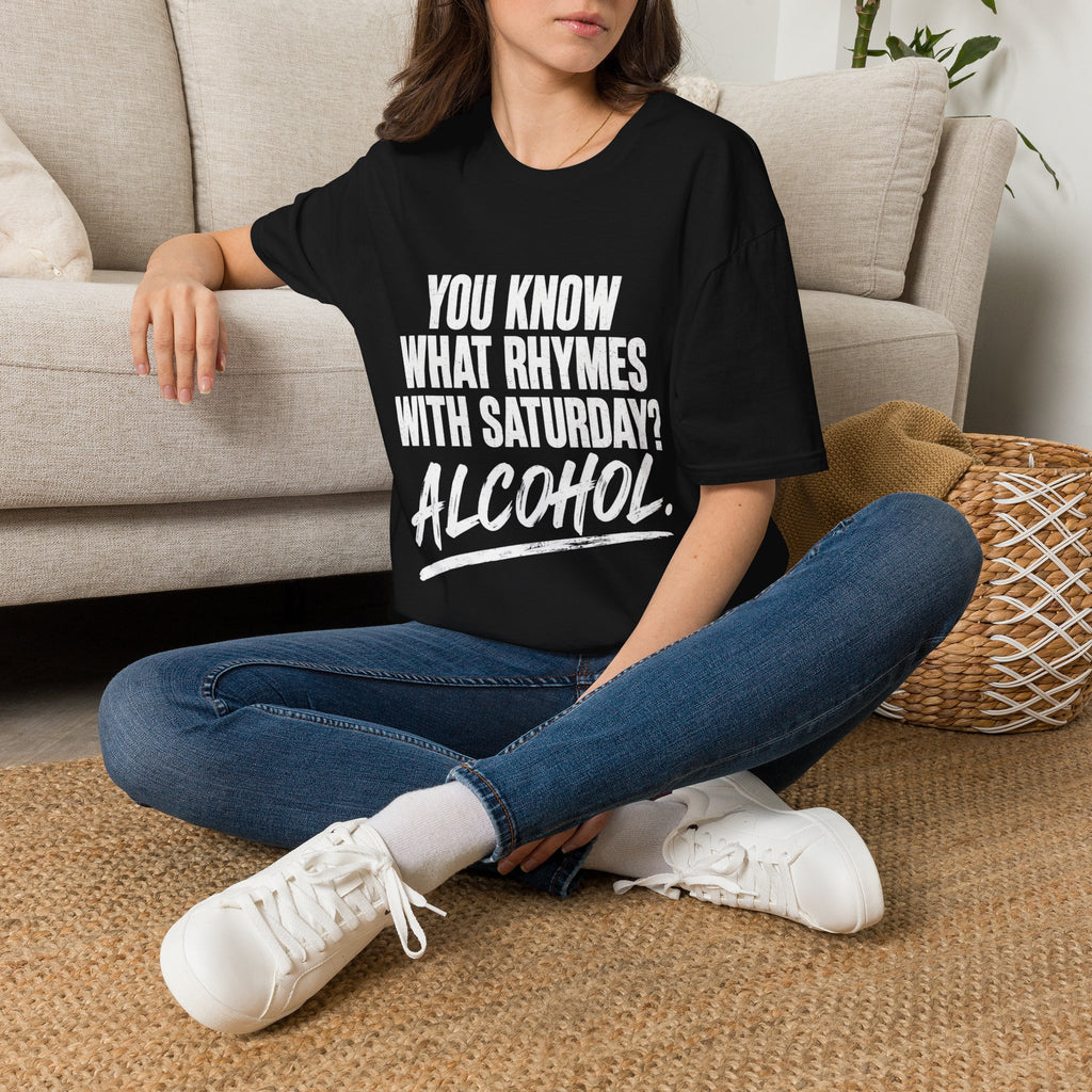 T-shirt — "Vet du vad som rimmar på lördag? Alkohol." Rolig helgfests-tröja
