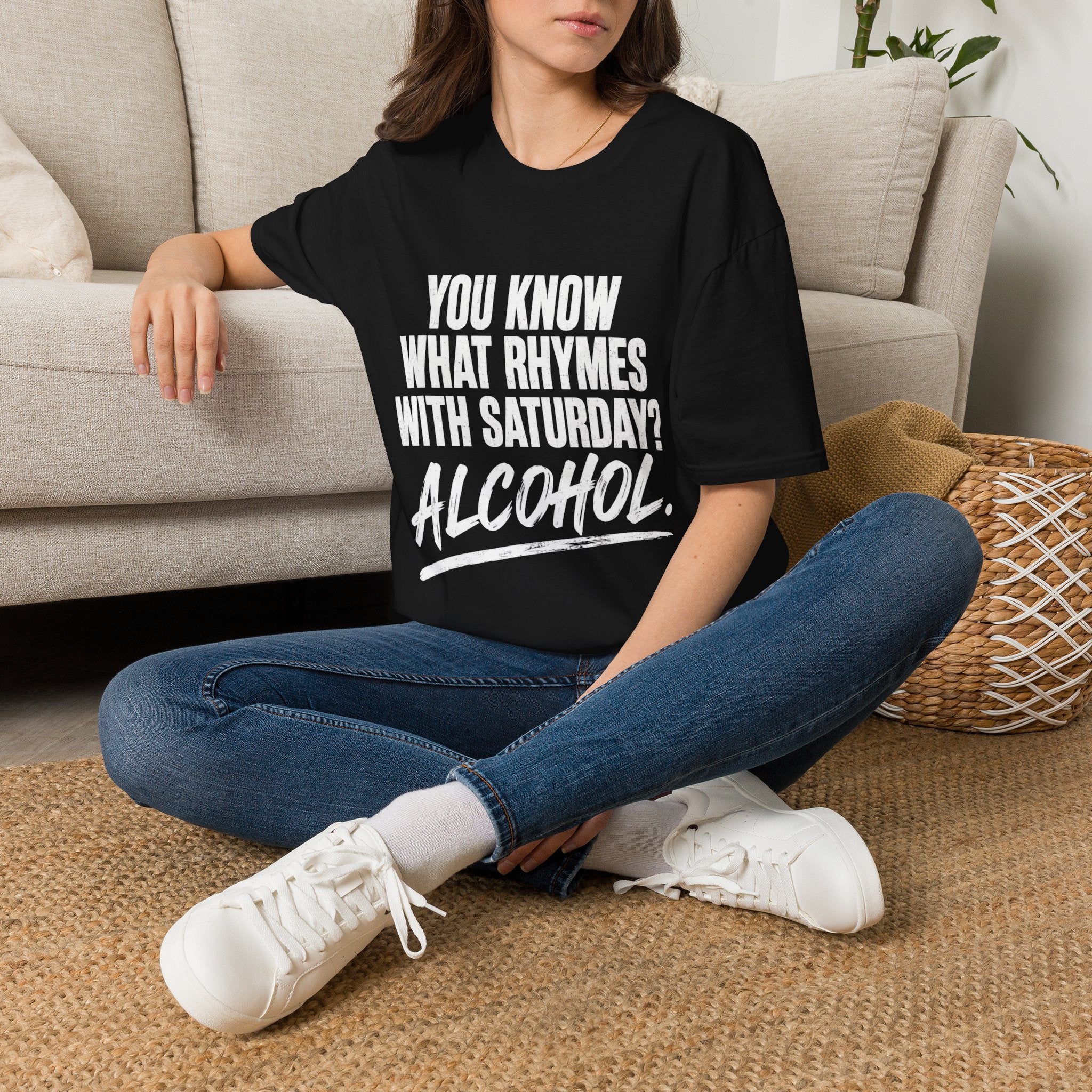 T-shirt — "Vet du vad som rimmar på lördag? Alkohol." Rolig helgfests-tröja