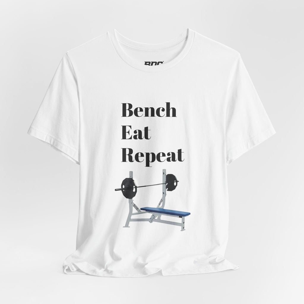T-shirt med texten "Bench Eat Repeat" – T-shirt för tyngdlyftning på gymmet