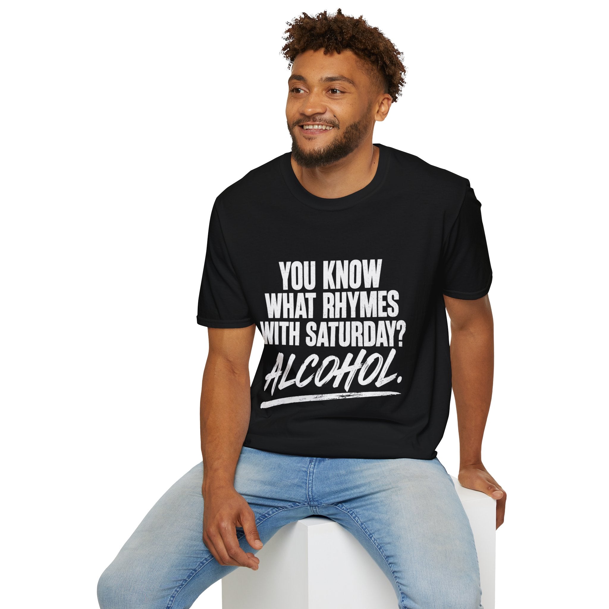 T-shirt — "Vet du vad som rimmar på lördag? Alkohol." Rolig helgfests-tröja