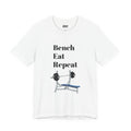 T-shirt med texten "Bench Eat Repeat" – T-shirt för tyngdlyftning på gymmet