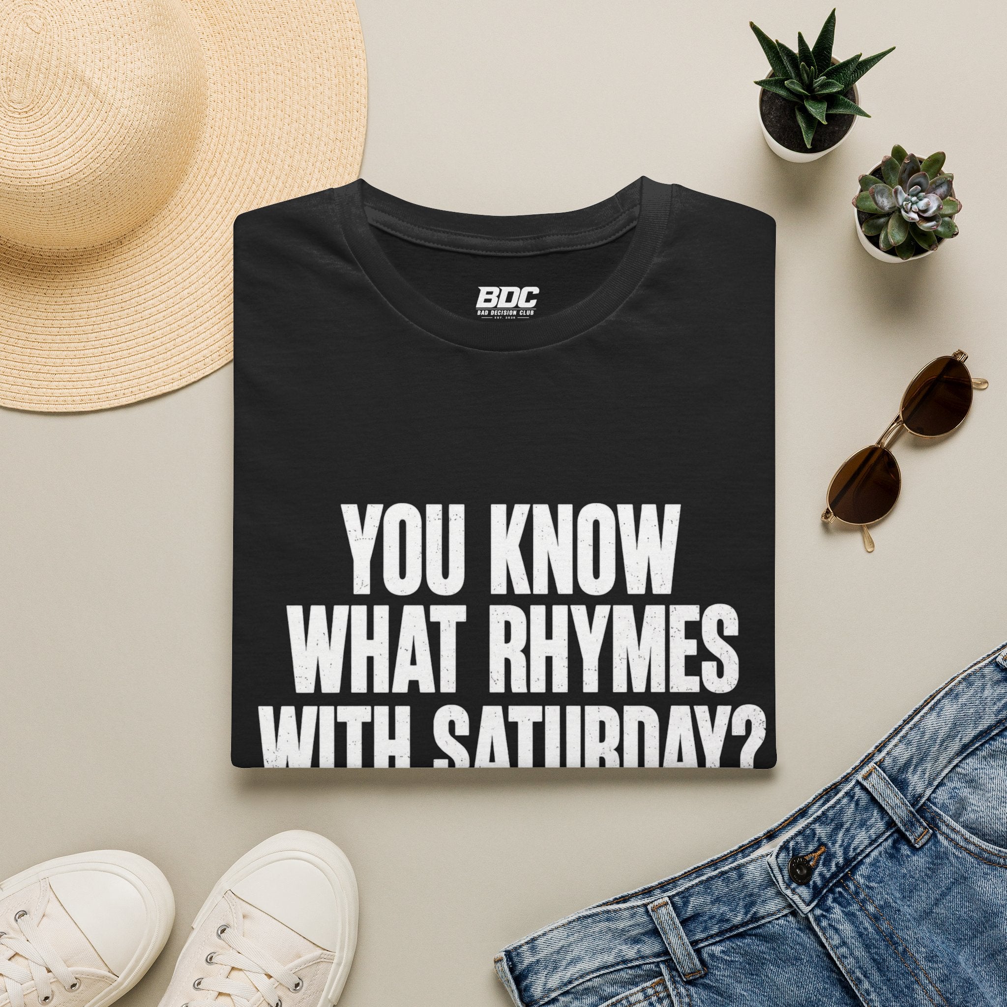 T-shirt — "Vet du vad som rimmar på lördag? Alkohol." Rolig helgfests-tröja