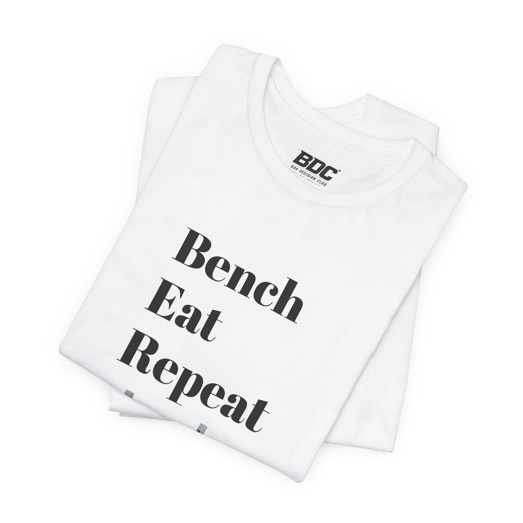 T-shirt med texten "Bench Eat Repeat" – T-shirt för tyngdlyftning på gymmet